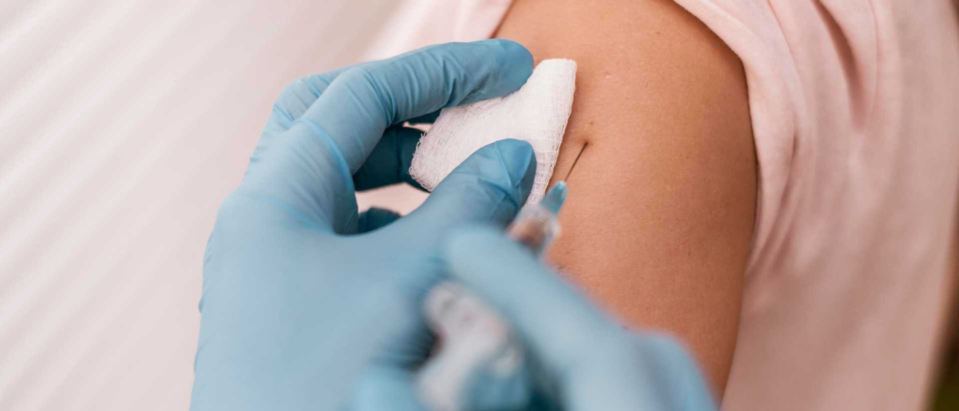 Szczepienie HPV u dorosłych - kto powinien zaszczepić się przeciwko wirusowi brodawczaka ludzkiego? Gdzie i jak się zaszczepić?