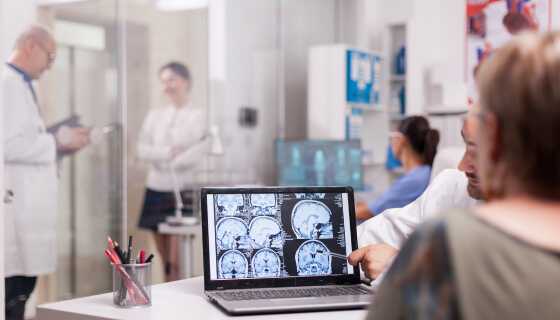 Kiedy potrzebny jest neurochirurg? Objawy i choroby wymagające interwencji chirurgii nerwowej